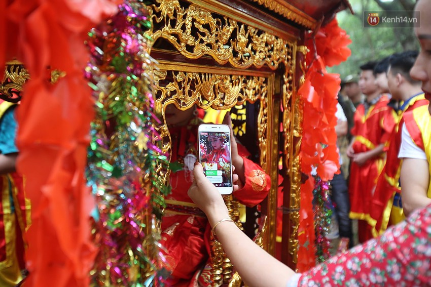 Hà Nội: “Tướng bà” 12 tuổi được ngồi trên kiệu, bảo vệ nghiêm ngặt tránh bị bắt cóc ở hội Gióng - Ảnh 9.