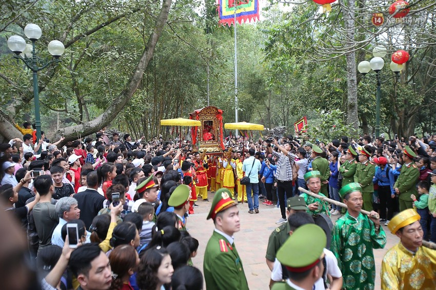 Hà Nội: “Tướng bà” 12 tuổi được ngồi trên kiệu, bảo vệ nghiêm ngặt tránh bị bắt cóc ở hội Gióng - Ảnh 8.