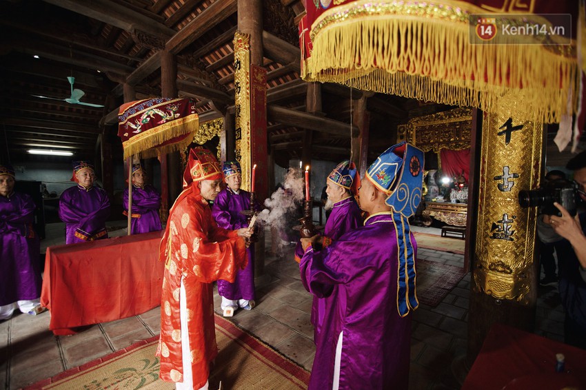 H&agrave;ng trăm thanh ni&ecirc;n giẫm đạp, tranh cuớp chiếu thi&ecirc;ng mong sinh con trai - Ảnh 1.