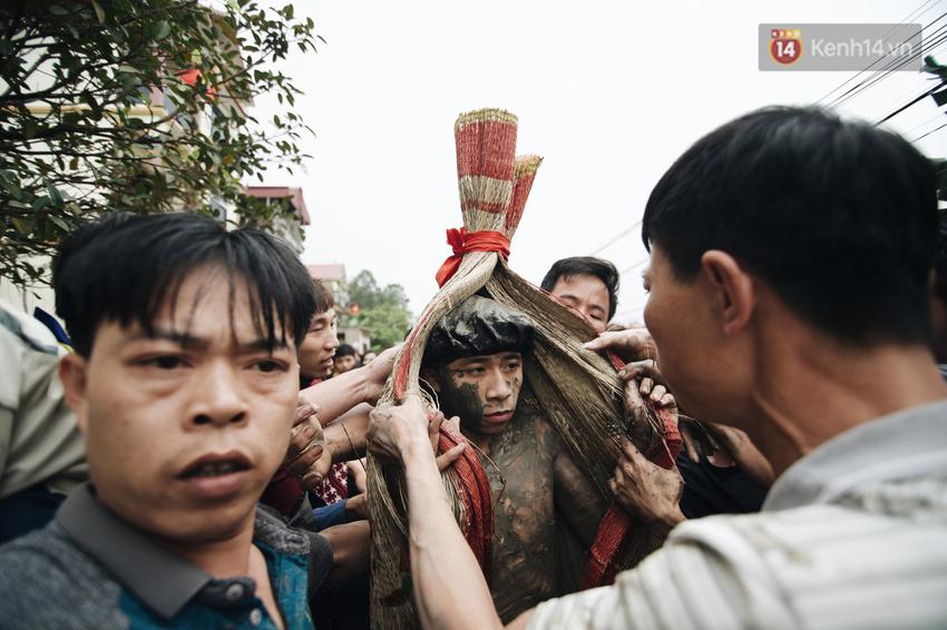 H&agrave;ng trăm thanh ni&ecirc;n giẫm đạp, tranh cuớp chiếu thi&ecirc;ng mong sinh con trai - Ảnh 8.