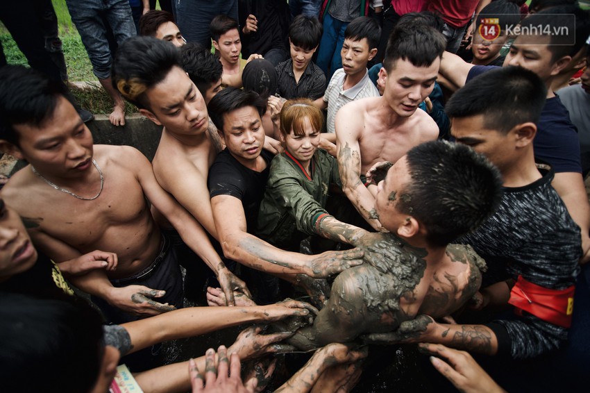 H&agrave;ng trăm thanh ni&ecirc;n giẫm đạp, tranh cuớp chiếu thi&ecirc;ng mong sinh con trai - Ảnh 5.