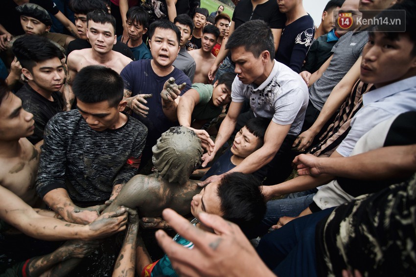 H&agrave;ng trăm thanh ni&ecirc;n giẫm đạp, tranh cuớp chiếu thi&ecirc;ng mong sinh con trai - Ảnh 6.