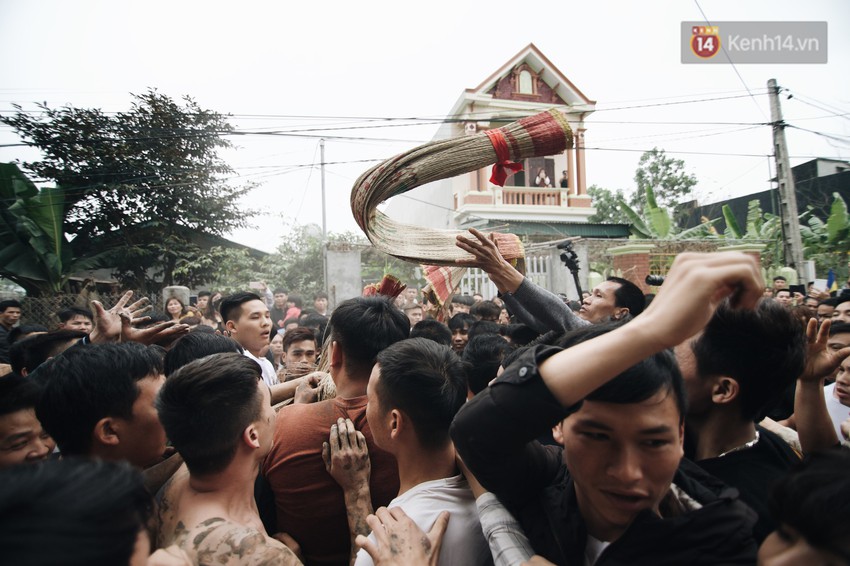 H&agrave;ng trăm thanh ni&ecirc;n giẫm đạp, tranh cuớp chiếu thi&ecirc;ng mong sinh con trai - Ảnh 7.
