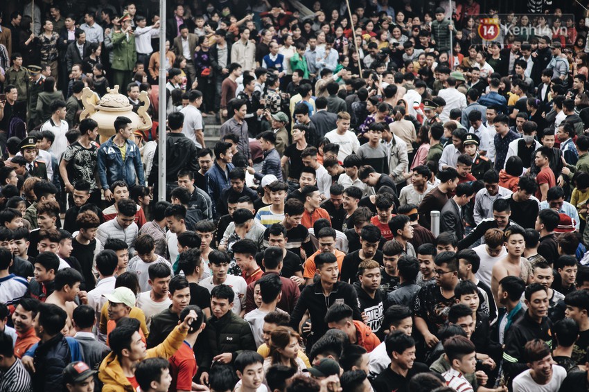 H&agrave;ng trăm thanh ni&ecirc;n giẫm đạp, tranh cuớp chiếu thi&ecirc;ng mong sinh con trai - Ảnh 4.