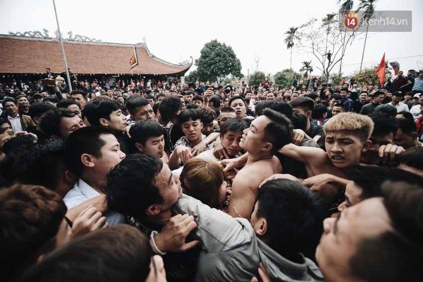 H&agrave;ng trăm thanh ni&ecirc;n giẫm đạp, tranh cuớp chiếu thi&ecirc;ng mong sinh con trai - Ảnh 10.