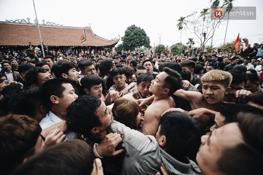 Hàng trăm thanh niên giẫm đạp, tranh cuớp chiếu thiêng mong sinh con trai - Ảnh 10.