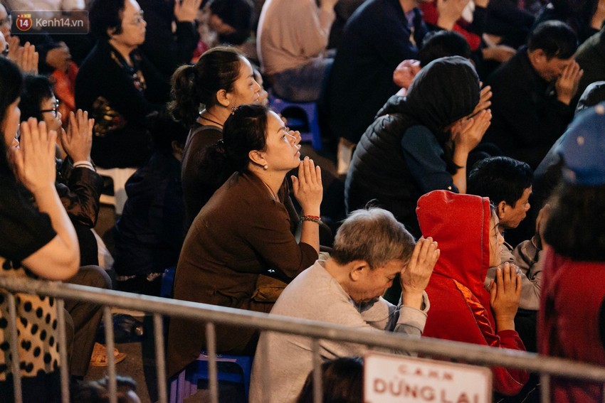 Ảnh, clip: Người dân ngồi tràn vỉa hè làm lễ cầu an tại ngôi chùa nổi tiếng linh thiêng ở Hà Nội - Ảnh 11.