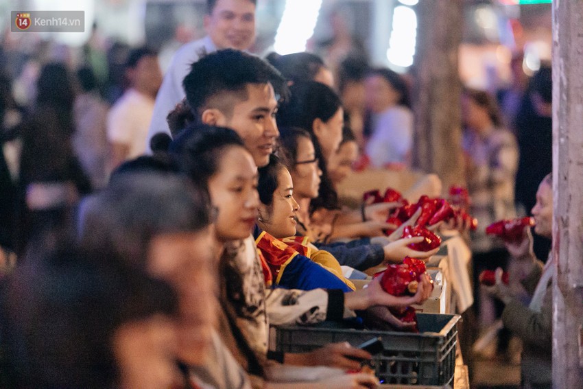 Ảnh, clip: Người dân ngồi tràn vỉa hè làm lễ cầu an tại ngôi chùa nổi tiếng linh thiêng ở Hà Nội - Ảnh 16.
