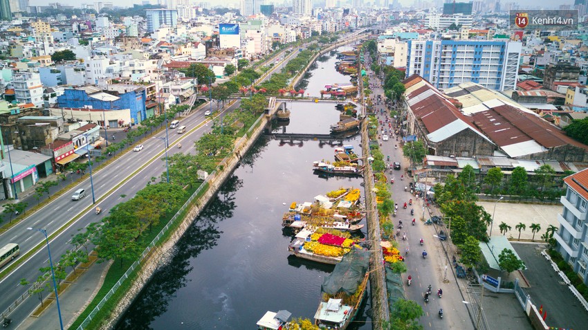 Chùm ảnh: Những chiếc thuyền đầy ắp hoa xuân cập bến ở Sài Gòn qua góc nhìn xinh xắn từ flycam - Ảnh 4.