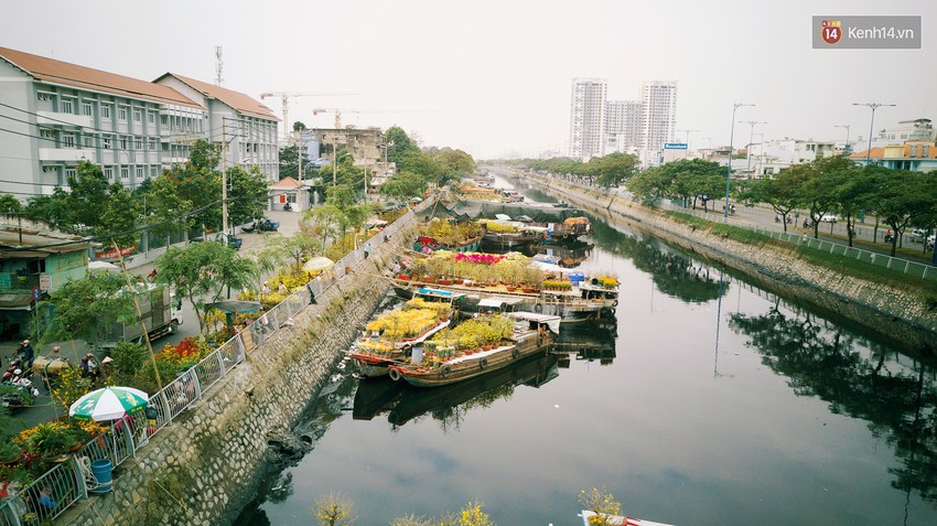 Chùm ảnh: Những chiếc thuyền đầy ắp hoa xuân cập bến ở Sài Gòn qua góc nhìn xinh xắn từ flycam - Ảnh 5.