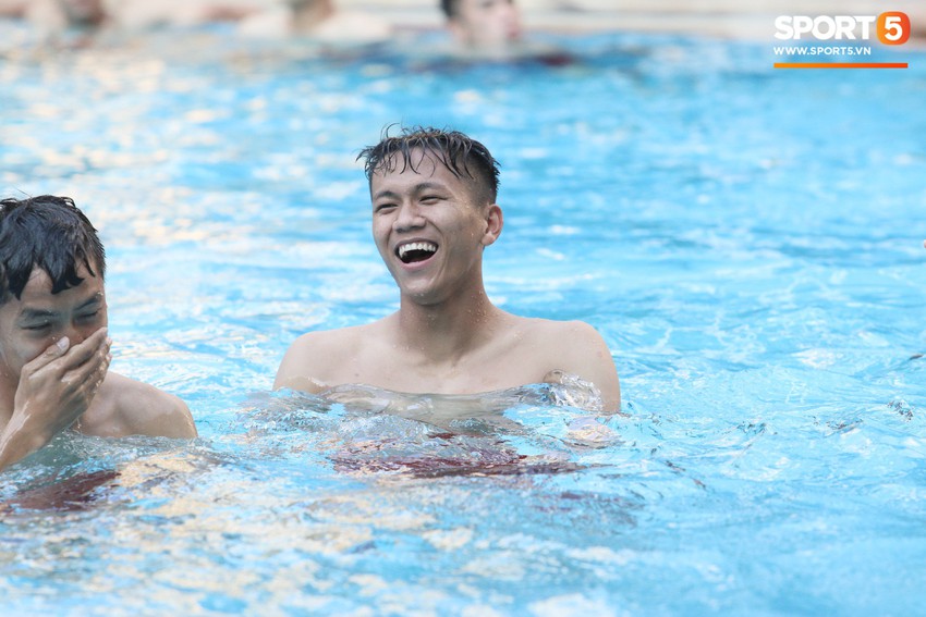 Chẳng kém các đàn anh, U22 Việt Nam cũng có rất nhiều cực phẩm khi vui đùa bên bể bơi - Ảnh 10.