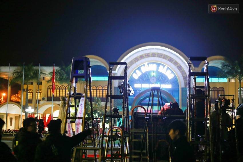 Hàng trăm phóng viên trong nước và quốc tế tập trung thâu đêm ở ga Đồng Đăng chờ đón đoàn tàu của Nhà lãnh đạo Triều Tiên Kim Jong-un - Ảnh 1.