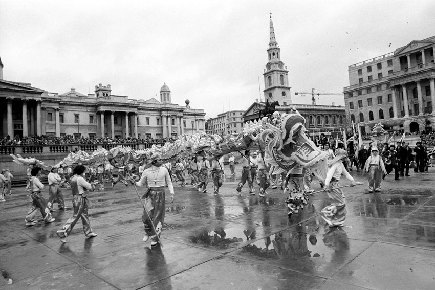 Ngắm khung cảnh rộn ràng đón Tết Nguyên Đán tại Chinatown ở London trong nửa thế kỷ qua - Ảnh 2.