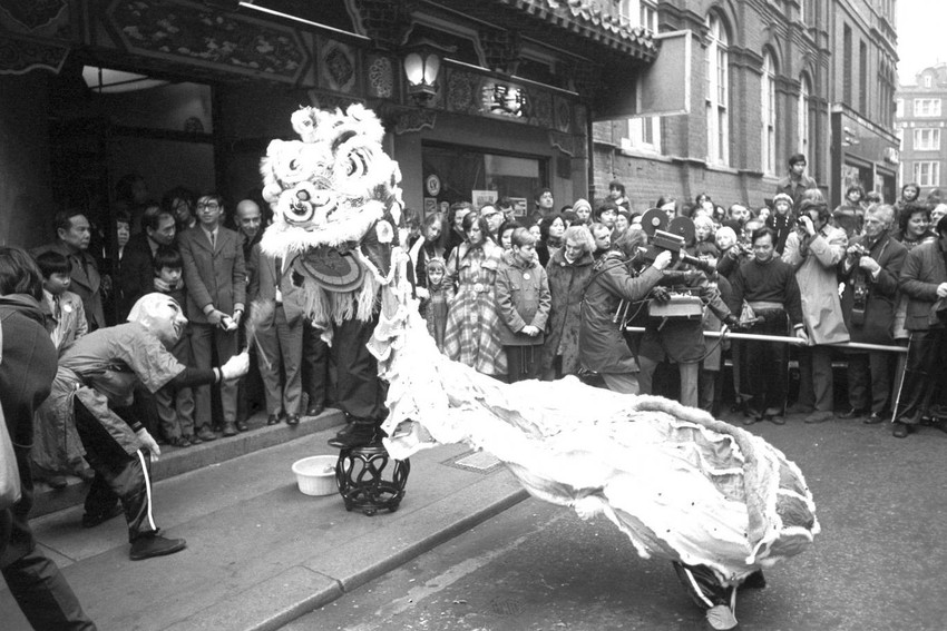 Ngắm khung cảnh rộn ràng đón Tết Nguyên Đán tại Chinatown ở London trong nửa thế kỷ qua - Ảnh 1.
