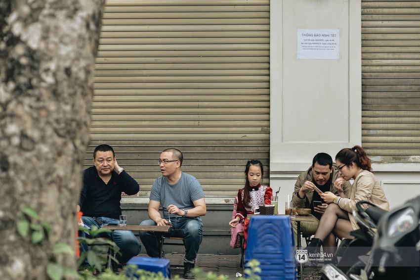 Hà Nội chiều 30 Tết đầy chậm rãi để mọi người ngồi lại bên nhau ngẫm về một năm sắp qua - Ảnh 5.