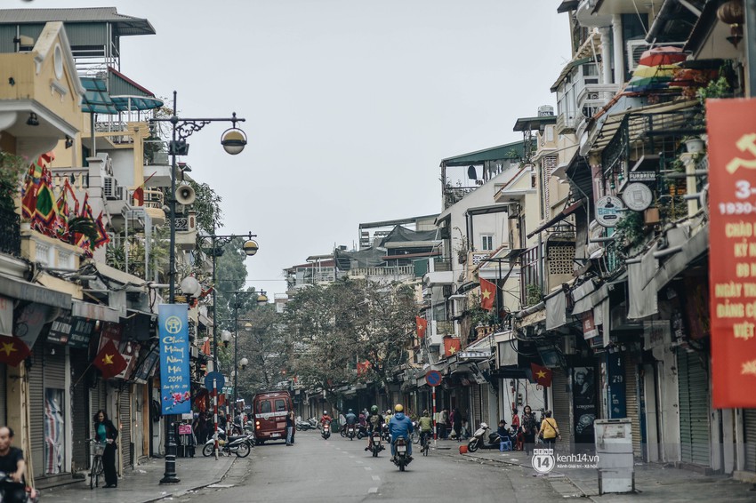 C&oacute; một H&agrave; Nội s&aacute;ng 30 Tết vắng lặng, an nhi&ecirc;n v&agrave; rất... H&agrave; Nội! - Ảnh 1.