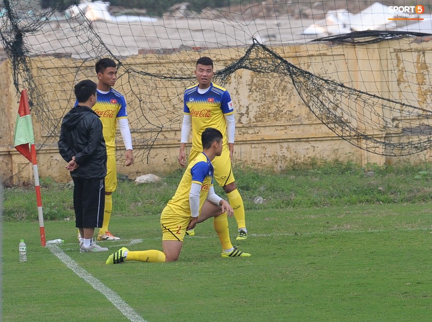 Đá ma mà cũng nắm chặt tay nhau thế này, bảo sao tuyển U23 Việt Nam luôn đoàn kết - Ảnh 11.