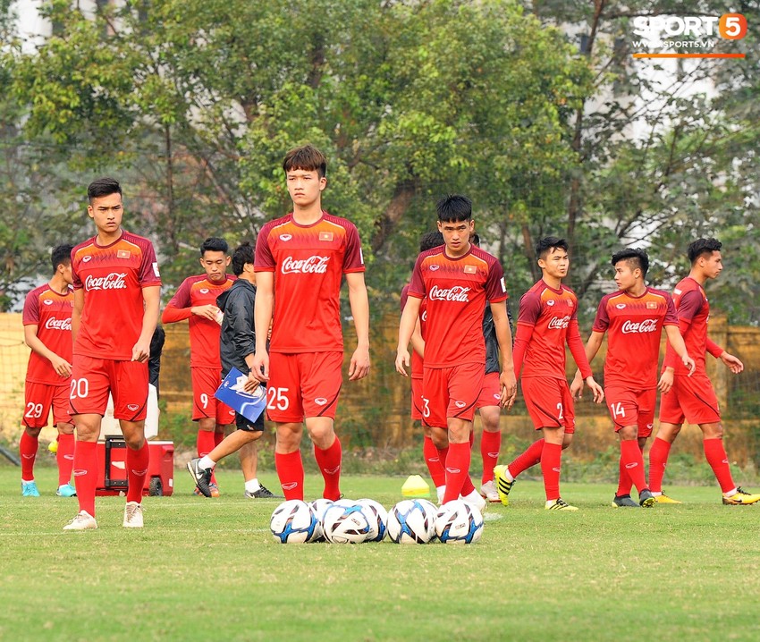 Bằng chứng cho thấy Đình Trọng chẳng làm gì cũng auto chiếm spotlight của các thầy tuyển U23 Việt Nam - Ảnh 1.