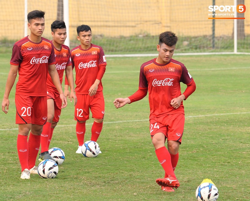 Bằng chứng cho thấy Đình Trọng chẳng làm gì cũng auto chiếm spotlight của các thầy tuyển U23 Việt Nam - Ảnh 9.