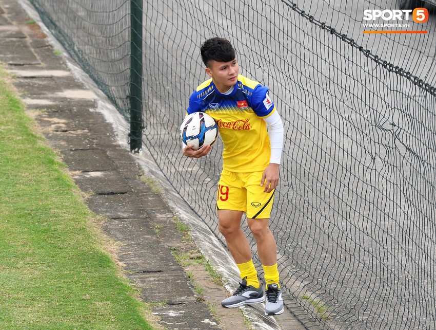 Tiến Dũng làm mẫu cho đàn em, Quang Hải cực điệu đà khi ném bóng - Ảnh 9.