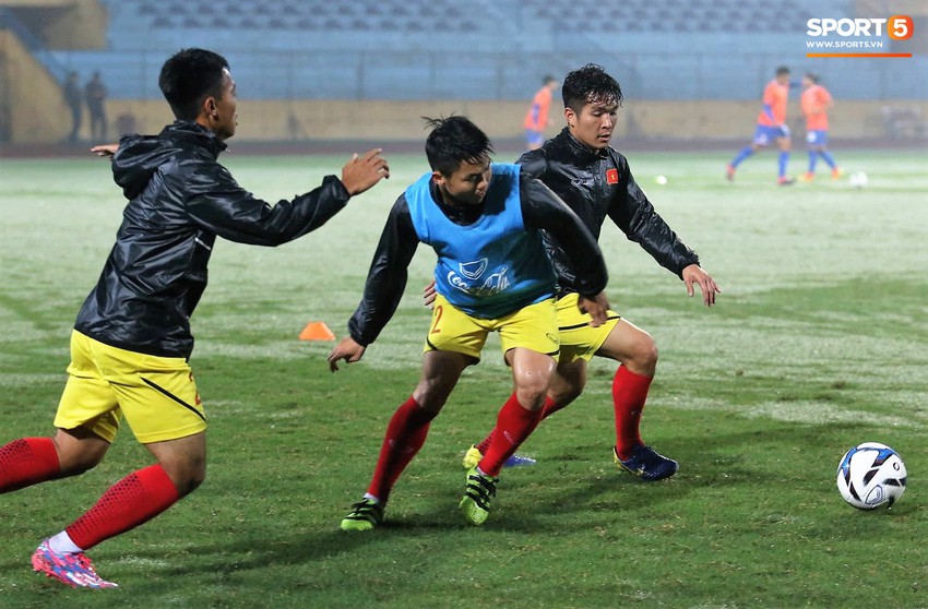 Đình Trọng tâm trạng ngồi dự bị, U23 Việt Nam thi đấu trên sân phủ trắng nước mưa như tuyết Thường Châu - Ảnh 1.
