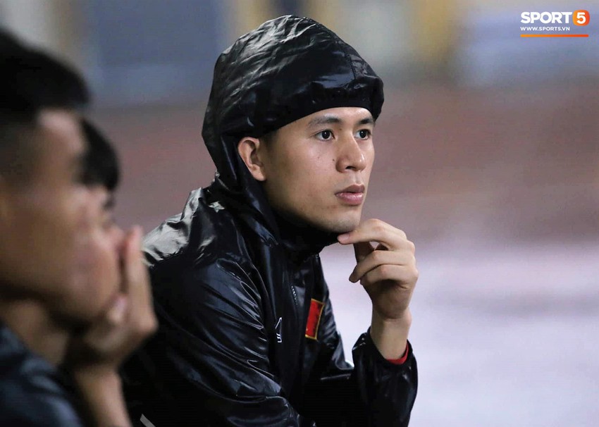 Đình Trọng tâm trạng ngồi dự bị, U23 Việt Nam thi đấu trên sân phủ trắng nước mưa như tuyết Thường Châu - Ảnh 2.