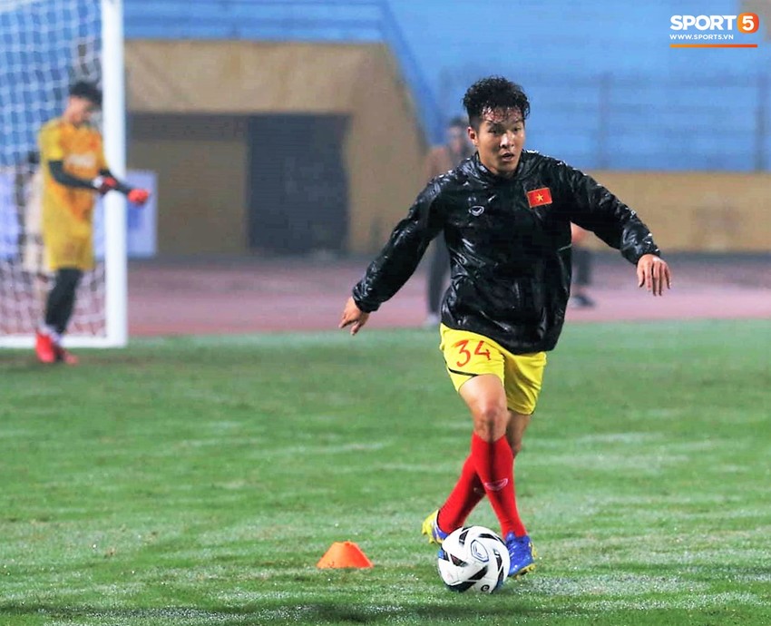 Đình Trọng tâm trạng ngồi dự bị, U23 Việt Nam thi đấu trên sân phủ trắng nước mưa như tuyết Thường Châu - Ảnh 7.