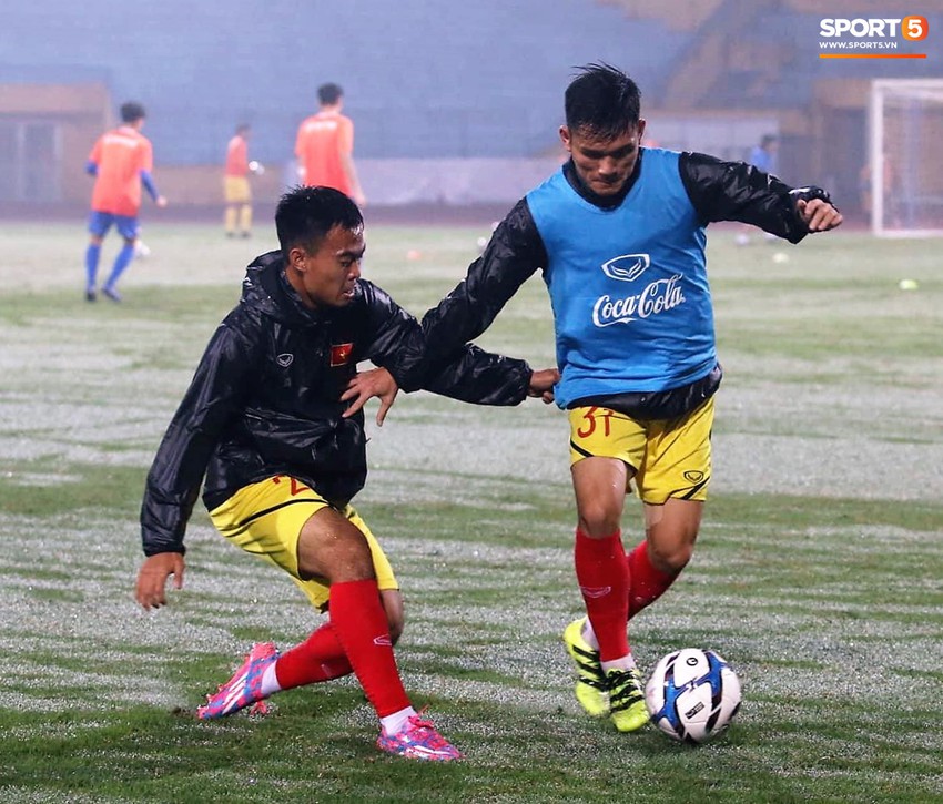 Đình Trọng tâm trạng ngồi dự bị, U23 Việt Nam thi đấu trên sân phủ trắng nước mưa như tuyết Thường Châu - Ảnh 5.