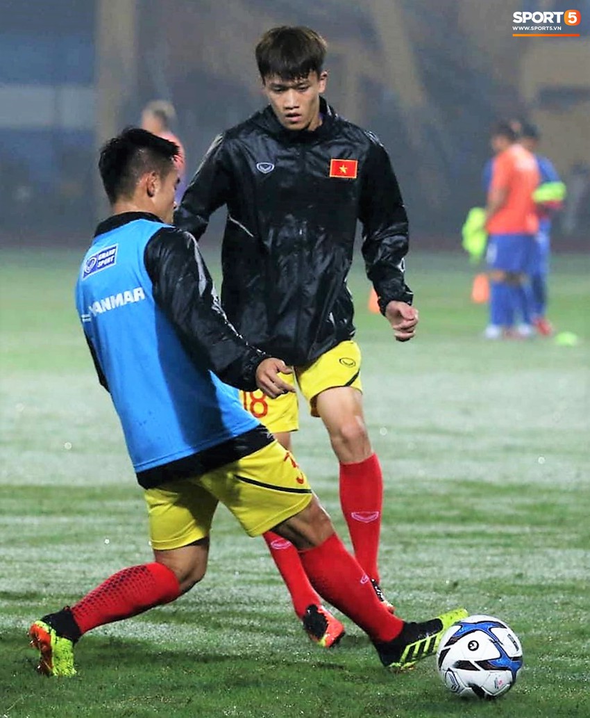Đình Trọng tâm trạng ngồi dự bị, U23 Việt Nam thi đấu trên sân phủ trắng nước mưa như tuyết Thường Châu - Ảnh 3.