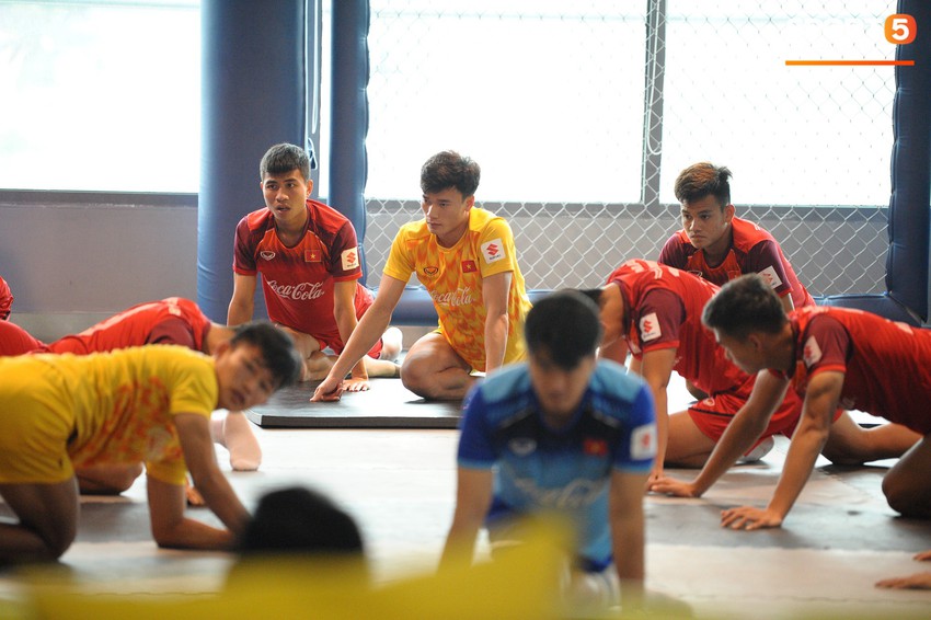 Đình Trọng cực thần thái cùng U23 Việt Nam tập luyện vui vẻ trong phòng gym - Ảnh 15.