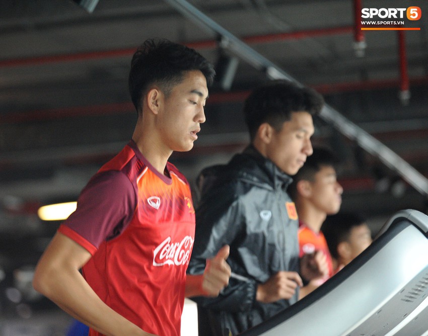 Đ&igrave;nh Trọng cực thần th&aacute;i c&ugrave;ng U23 Việt Nam tập luyện vui vẻ trong ph&ograve;ng gym - Ảnh 13.