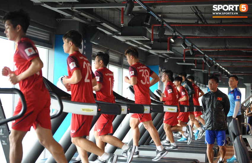 Đ&igrave;nh Trọng cực thần th&aacute;i c&ugrave;ng U23 Việt Nam tập luyện vui vẻ trong ph&ograve;ng gym - Ảnh 12.