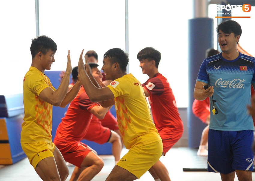 Đ&igrave;nh Trọng cực thần th&aacute;i c&ugrave;ng U23 Việt Nam tập luyện vui vẻ trong ph&ograve;ng gym - Ảnh 11.