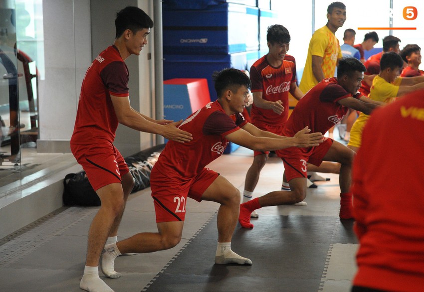 Đ&igrave;nh Trọng cực thần th&aacute;i c&ugrave;ng U23 Việt Nam tập luyện vui vẻ trong ph&ograve;ng gym - Ảnh 8.