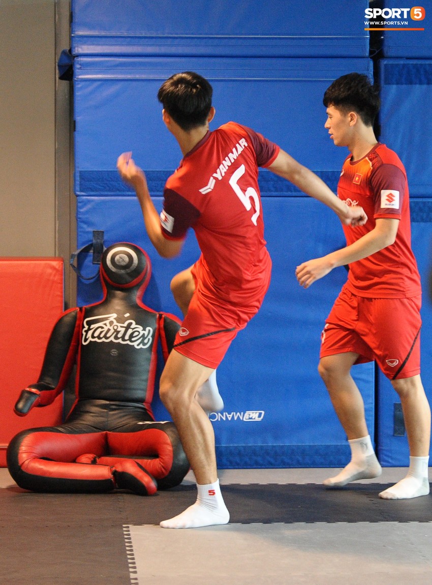 Đ&igrave;nh Trọng cực thần th&aacute;i c&ugrave;ng U23 Việt Nam tập luyện vui vẻ trong ph&ograve;ng gym - Ảnh 10.