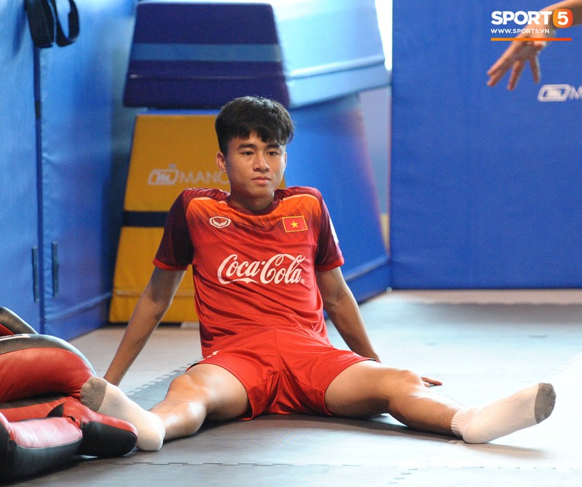 Đình Trọng cực thần thái cùng U23 Việt Nam tập luyện vui vẻ trong phòng gym - Ảnh 9.