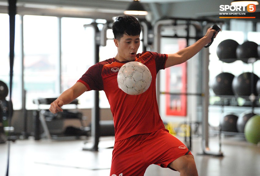 Đ&igrave;nh Trọng cực thần th&aacute;i c&ugrave;ng U23 Việt Nam tập luyện vui vẻ trong ph&ograve;ng gym - Ảnh 5.