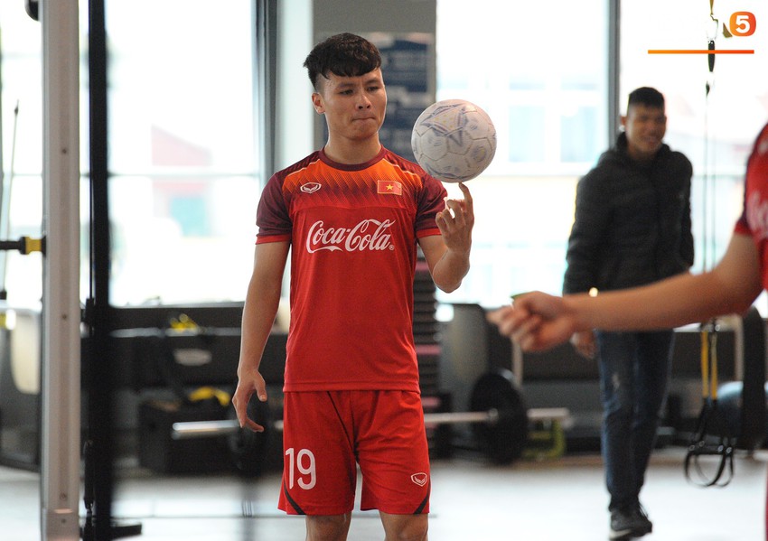 Đ&igrave;nh Trọng cực thần th&aacute;i c&ugrave;ng U23 Việt Nam tập luyện vui vẻ trong ph&ograve;ng gym - Ảnh 6.