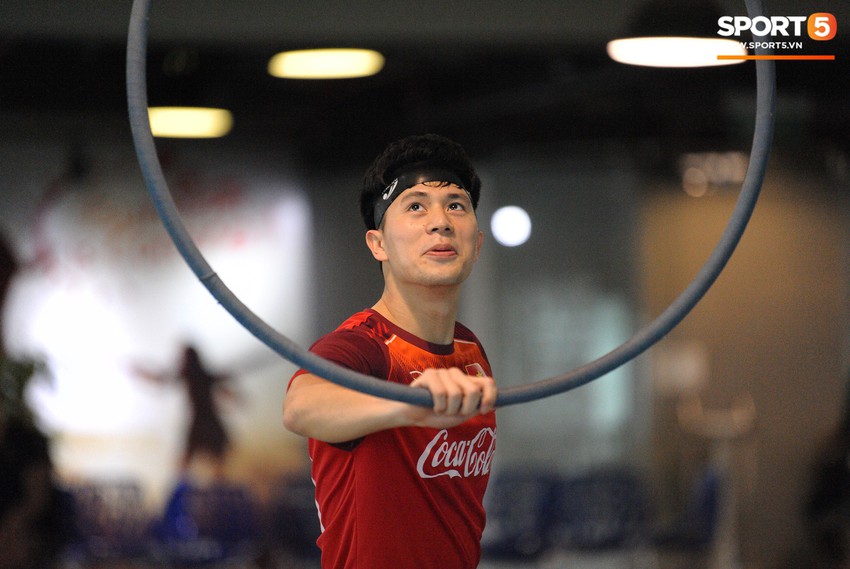 Đình Trọng cực thần thái cùng U23 Việt Nam tập luyện vui vẻ trong phòng gym - Ảnh 2.