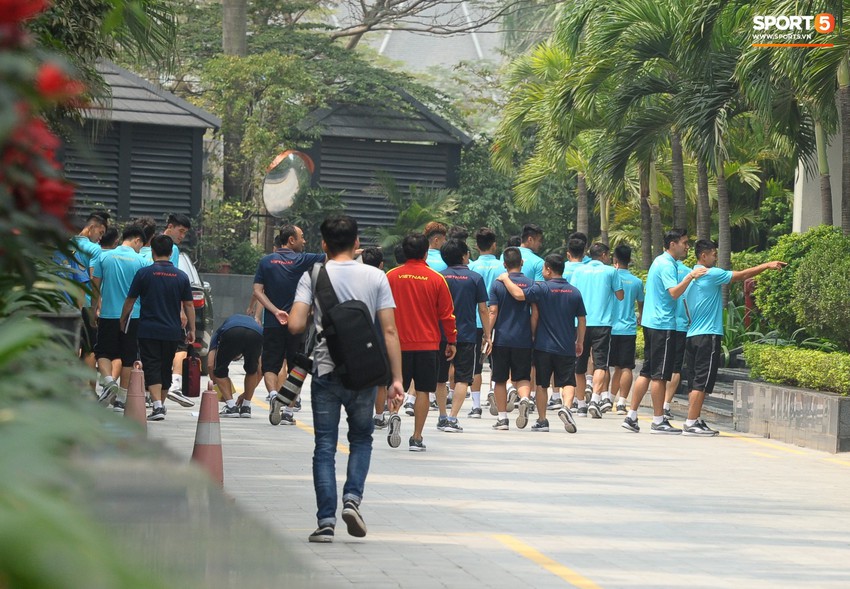 Quang Hải, Đình Trọng nhăn nhó khi đi bộ thể dục lúc 12h trưa - Ảnh 10.