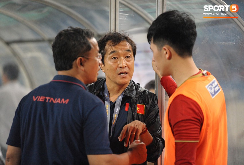 Đình Trọng nắm tay trợ lý Lee Young-jin đầy tình cảm - Ảnh 7.