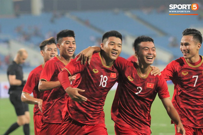 Quang Hải vỗ tay phấn khích vì bàn thắng của Hà Đức Chinh - Ảnh 5.
