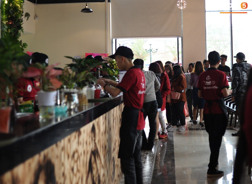 Tiến Dũng cực bảnh bao trong ng&agrave;y khai trương qu&aacute;n c&agrave; ph&ecirc; mới, Duy Mạnh tươi hết cỡ đến ch&uacute;c mừng bạn th&acirc;n - Ảnh 14.