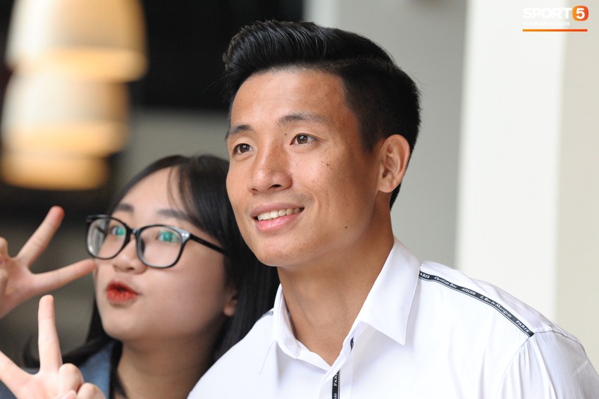 Tiến Dũng cực bảnh bao trong ng&agrave;y khai trương qu&aacute;n c&agrave; ph&ecirc; mới, Duy Mạnh tươi hết cỡ đến ch&uacute;c mừng bạn th&acirc;n - Ảnh 4.