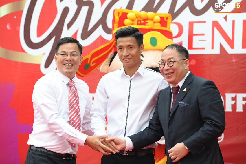 Tiến Dũng cực bảnh bao trong ng&agrave;y khai trương qu&aacute;n c&agrave; ph&ecirc; mới, Duy Mạnh tươi hết cỡ đến ch&uacute;c mừng bạn th&acirc;n - Ảnh 2.