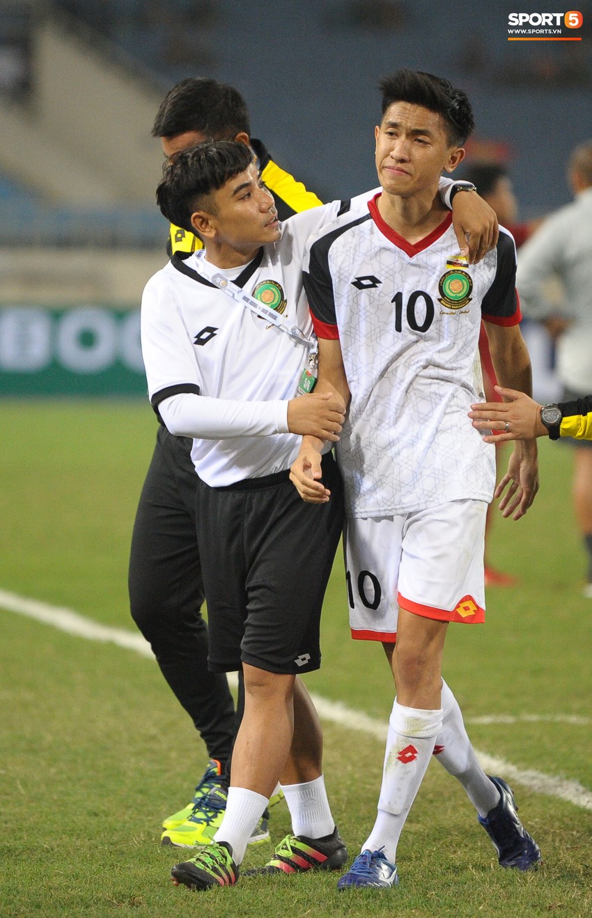 Xúc động hình ảnh bác sĩ 9X Việt Nam an ủi cầu thủ Brunei sau thất bại trước Indonesia - Ảnh 8.