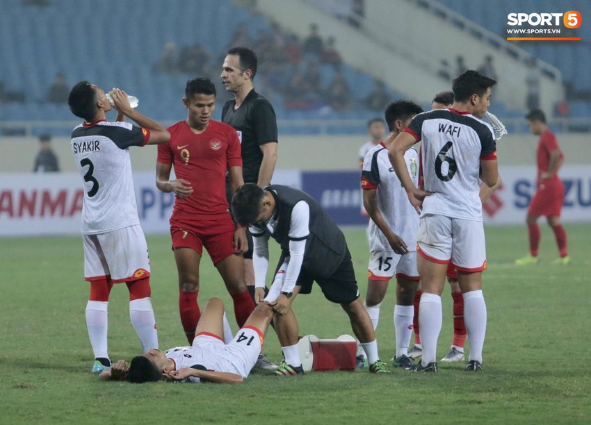 Xúc động hình ảnh bác sĩ 9X Việt Nam an ủi cầu thủ Brunei sau thất bại trước Indonesia - Ảnh 2.