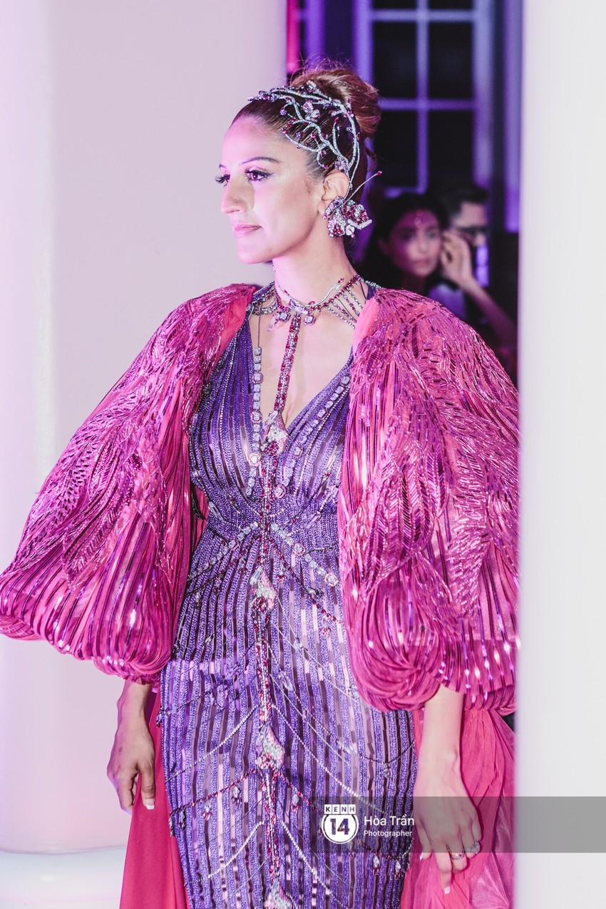 Cặp đ&ocirc;i tỷ ph&uacute; Ấn Độ lộng lẫy c&ugrave;ng c&aacute;c kh&aacute;ch mời đại gia v&agrave;o đ&ecirc;m tiệc Pink Party đầu ti&ecirc;n ở Ph&uacute; Quốc - Ảnh 5.