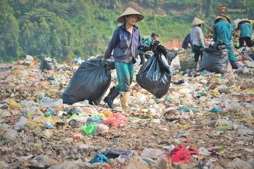 Phận đời những người mẹ bới rác tìm cơm tại bãi rác lớn nhất Đà Nẵng: Kiếm từng đồng nuôi con học Đại học - Ảnh 7.