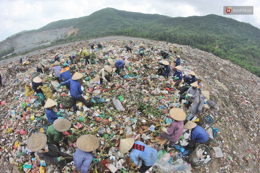 Phận đời những người mẹ bới rác tìm cơm tại bãi rác lớn nhất Đà Nẵng: Kiếm từng đồng nuôi con học Đại học - Ảnh 4.